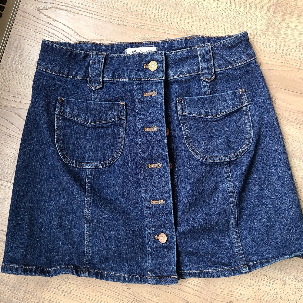 COPY - Madewell denim skirt size 6 button down EUC patch pockets on front